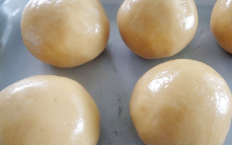 Cách làm bánh dẻo nhân đậu xanh trứng muối (ảnh 3)