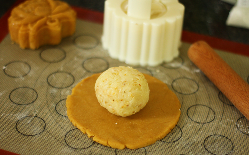 Cách làm bánh nướng nhân sữa dừa (ảnh 2)