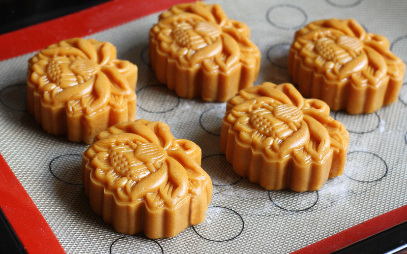 Cách làm bánh nướng nhân sữa dừa (ảnh 5)