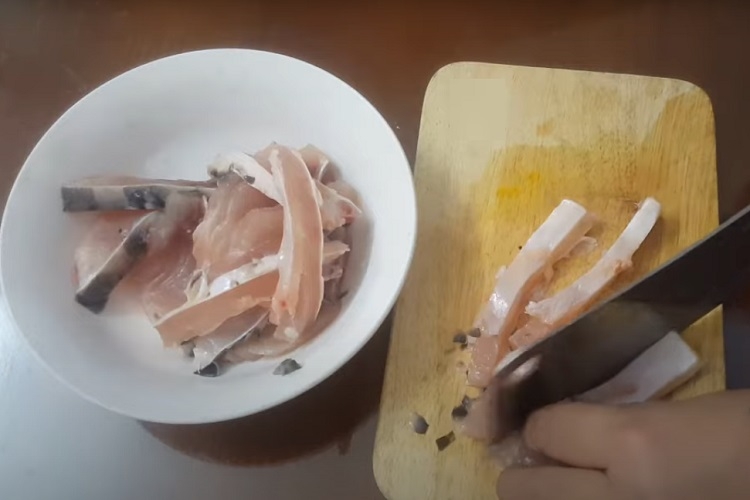 Cách làm cá chép giòn xào sả ớt (Hình 2)