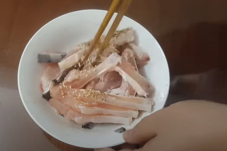 Cách làm cá chép giòn xào sả ớt (Hình 3)