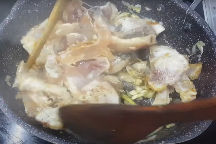 Cách làm cá chép giòn xào sả ớt (Hình 4)