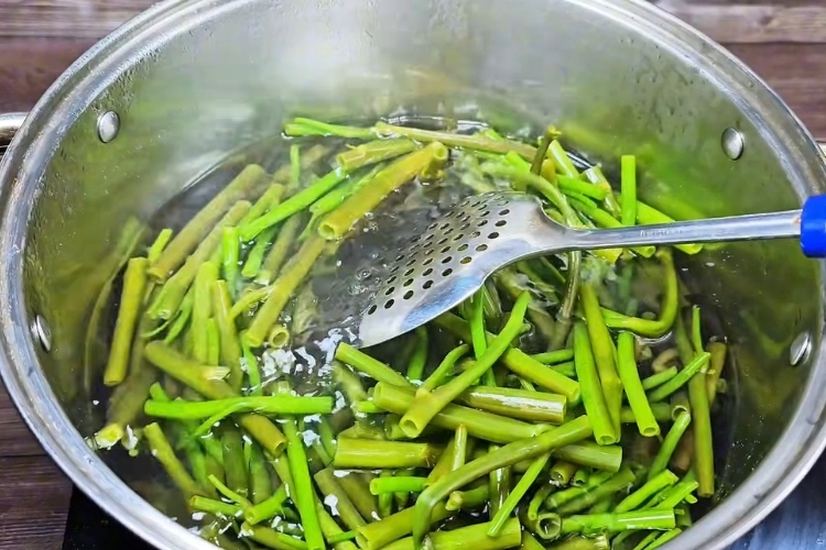 Cách làm dưa rau muống (3)