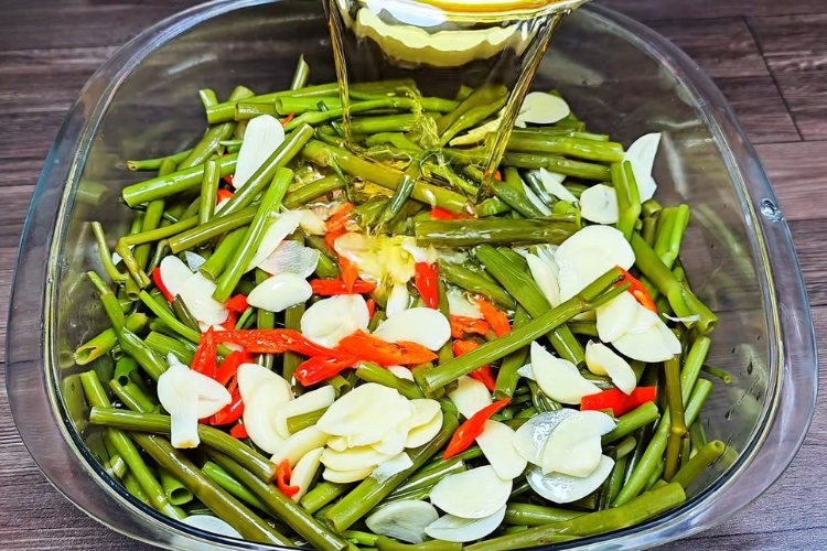 Cách làm dưa rau muống (6)