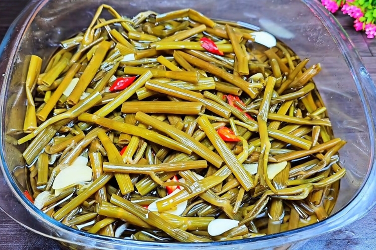 Cách làm dưa rau muống (7)