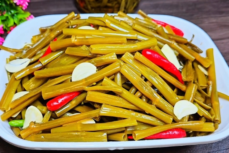 Vào bếp với cách làm dưa rau muống chua ngọt, giòn sần sật, chay mặn đều dùng được