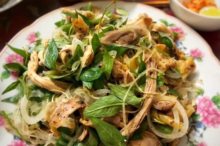 Hướng dẫn cách làm gà bóp hành răm kiểu miền Trung để giải ngán trong dịp lễ Tết