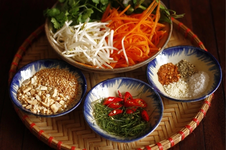 Cách làm gà bóp hành răm kiểu miền Trung (5)
