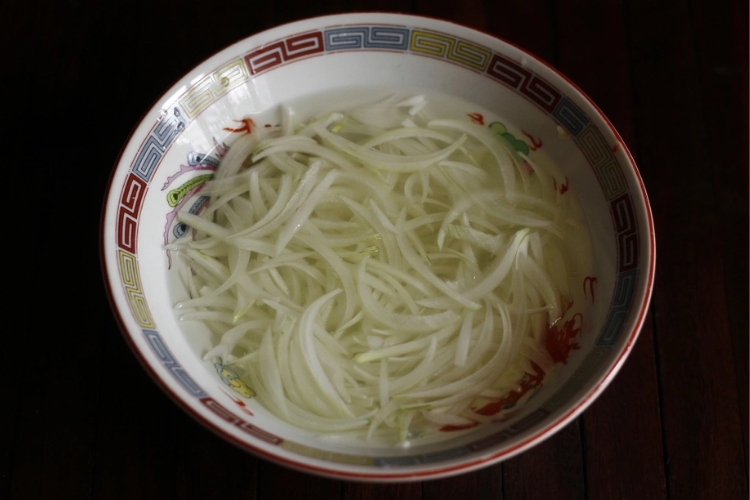 Cách làm gà bóp hành răm kiểu miền Trung (4)