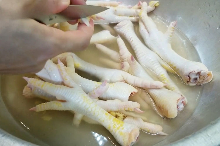 Cách luộc chân gà ngon (3)