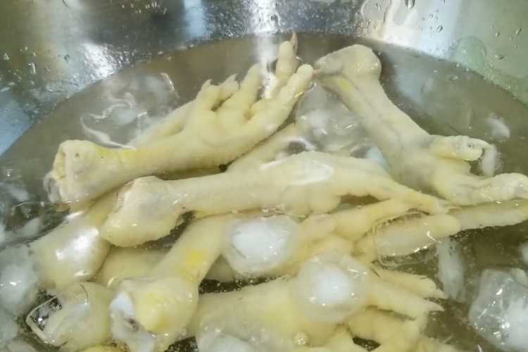 Cách luộc chân gà ngon (6)