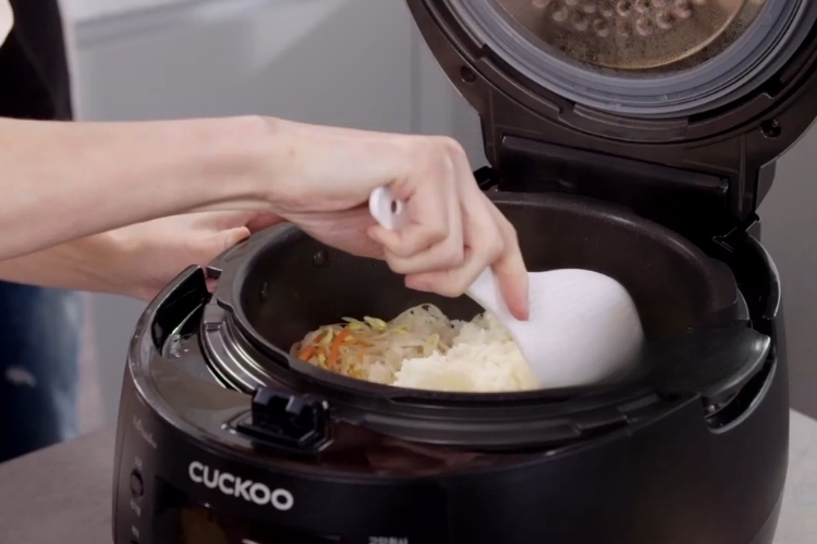 Cách sử dụng nồi cơm điện Cuckoo CRP-RT1008F (7)