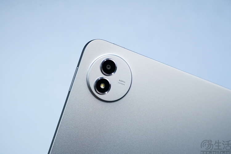 Máy có camera sau 13MP và camera trước 8MP