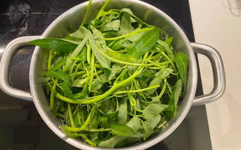 Xào rau muống xanh non bằng nồi (ảnh 4)