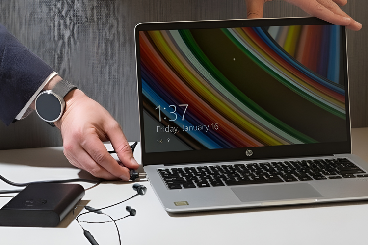 Laptop vừa sạc pin vừa đeo tai nghe 1