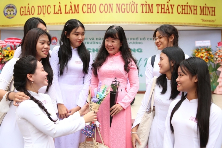 Gợi ý các cách gửi lời chúc 8/3 đến cô giáo