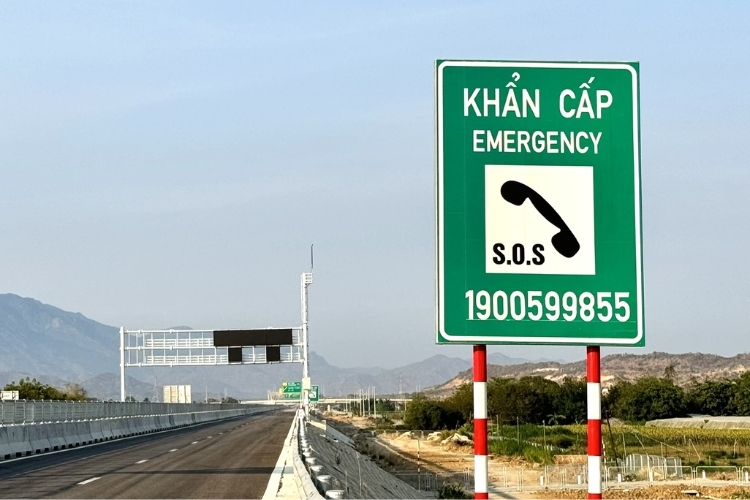 Lỗi đi vào làn khẩn cấp trên cao tốc (4)