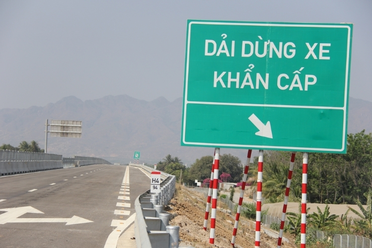 Lỗi đi vào làn khẩn cấp trên cao tốc (1)