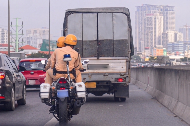 Lỗi đi vào làn khẩn cấp trên cao tốc (5)