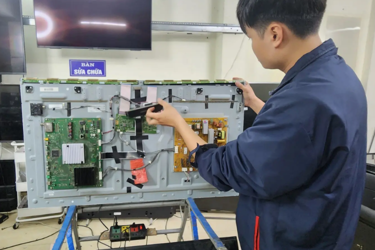 Gọi thợ sửa tivi xử lý nhanh chóng