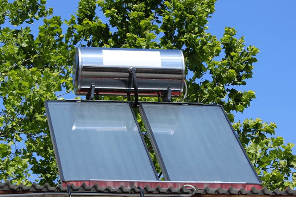 Quy trình lắp đặt máy nước nóng năng lượng mặt trời và những lưu ý quan trọng cần biết