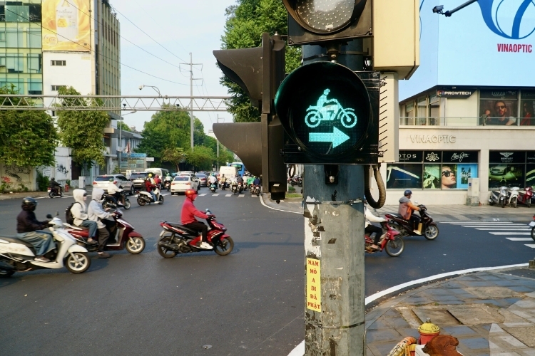 Rẽ phải khi đèn đỏ 3