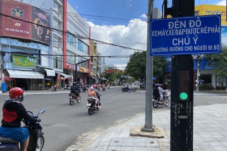 Rẽ phải khi đèn đỏ 4