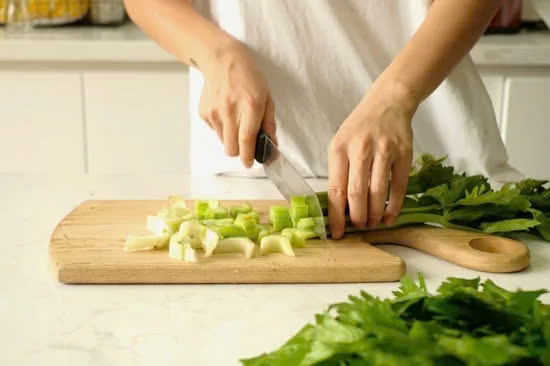 Rửa sạch và cắt cần tây.jpg