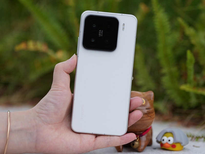 So sánh nubia Z70 Ultra và Xiaomi 15 4.jpg