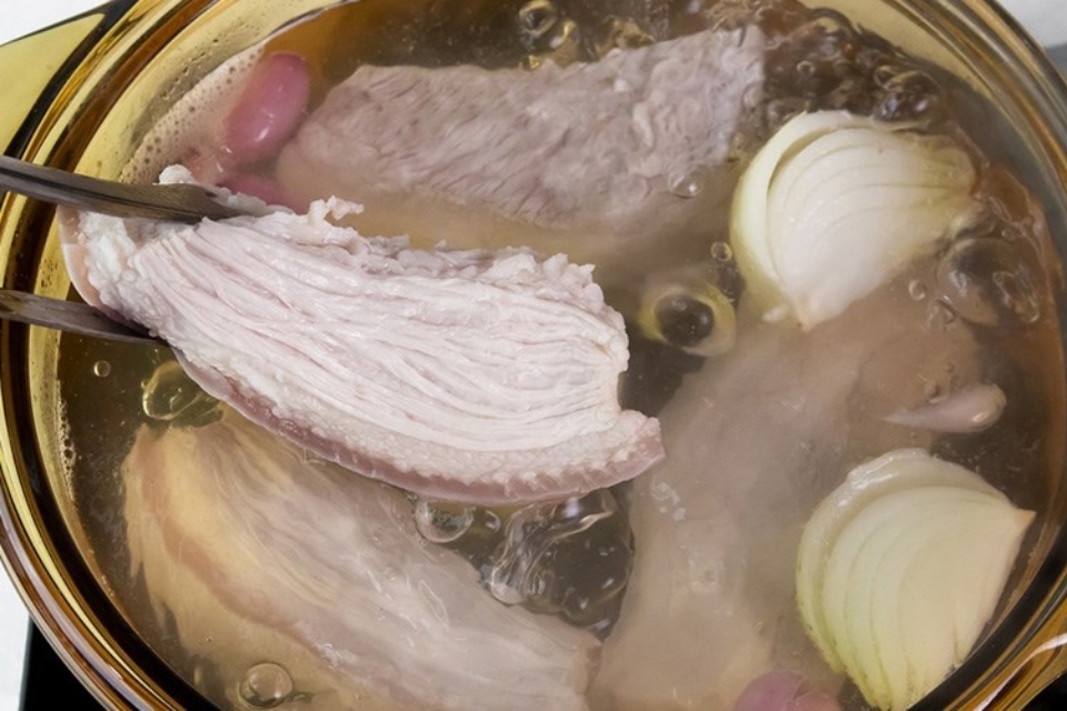 Luộc thịt trong bao lâu là chuẩn? Bí quyết cho từng loại thịt ngon mềm, không dai