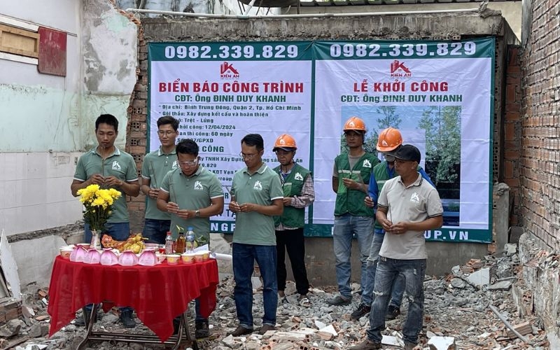 Thực hiện các thủ tục động thổ, cất nóc, nhập trạch thay cho gia chủ