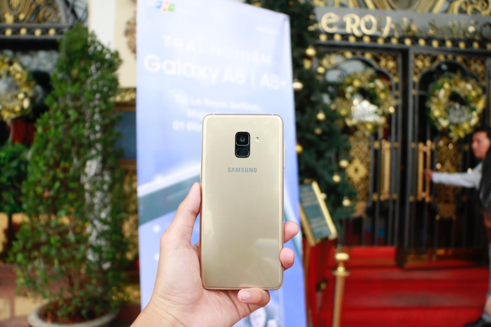 Trúng 40 đồng tiền vàng khi mua A8/A8+ tại FPT Shop