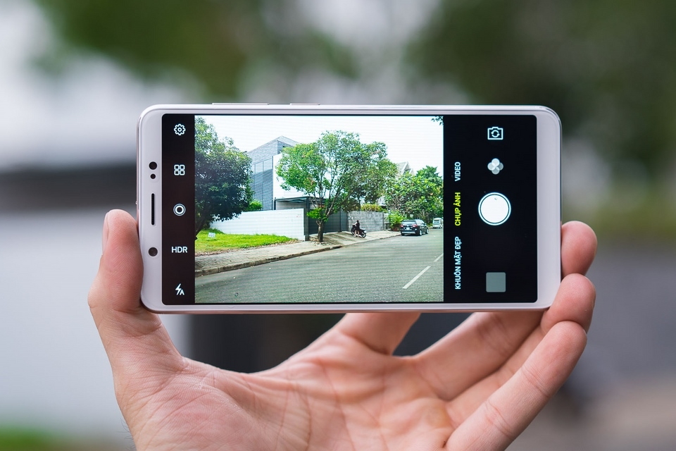Nhìn thế giới chân thực qua bộ đôi camera khủng