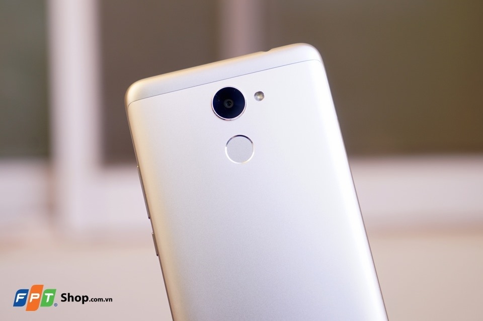 4 smartphone sở hữu thiết kế nguyên khối, selfie đẹp (Ảnh 2)