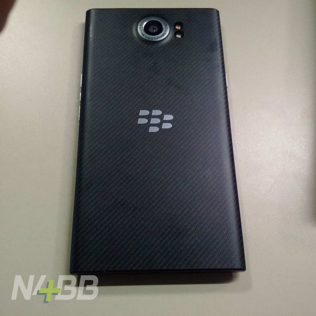 Mặt sau của BlackBerry Priv