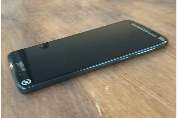 Moto G6 Plus bất ngờ lộ ảnh thực tế trên tay người dùng Moto G6 Plus bất ngờ lộ ảnh thực tế trên tay người dùng