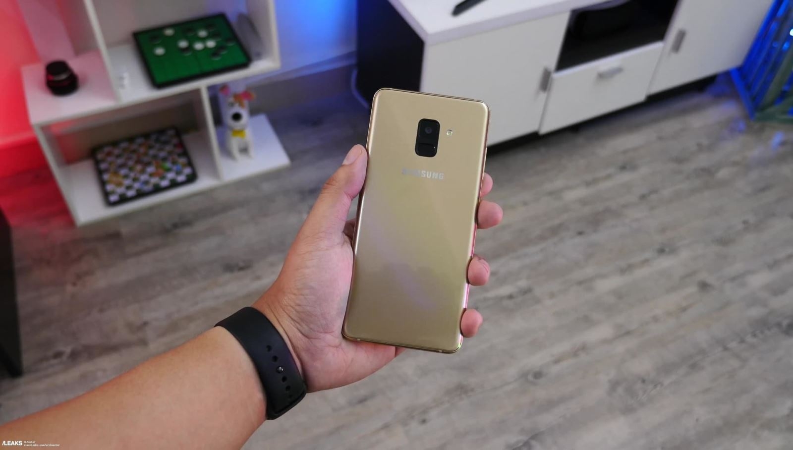 Bất ngờ xuất hiện nhiều hình ảnh trên tay Galaxy A8, Galaxy A8 Plus 2018