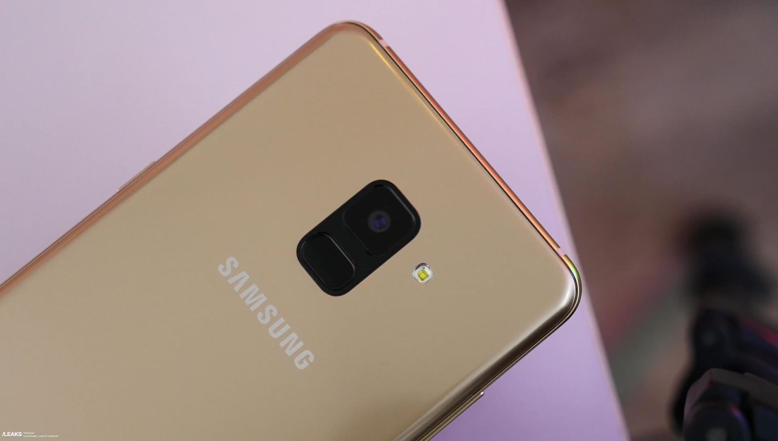 Bất ngờ xuất hiện nhiều hình ảnh trên tay Galaxy A8, Galaxy A8 Plus 2018