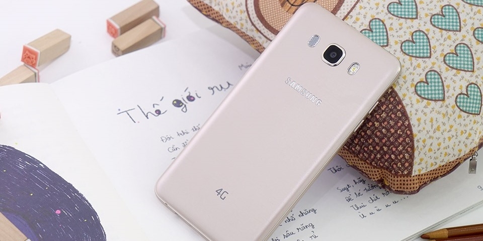 Galaxy J7 2016 đang bán rất chạy tiếp tục được hạ giá cực sốc