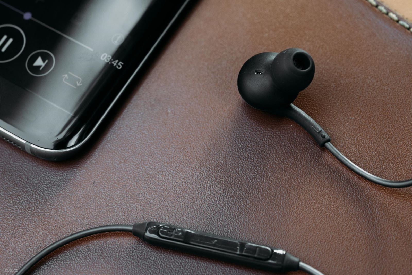 Những hình ảnh của tai nghe Samsung AKG sản xuất tại VN