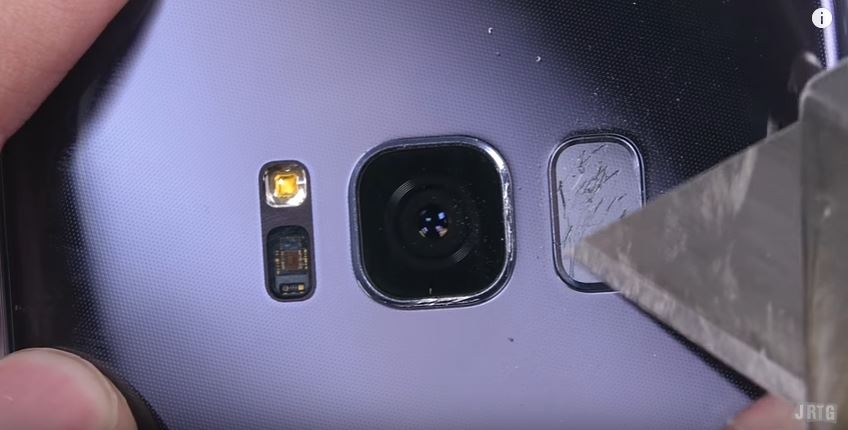 Thử nghiệm bẻ cong, cào xước, nung nóng Galaxy S8
