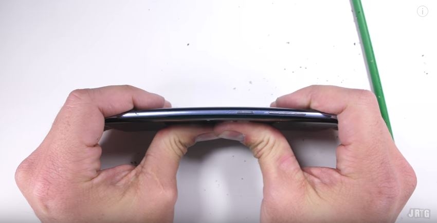 Thử nghiệm bẻ cong, cào xước, nung nóng Galaxy S8