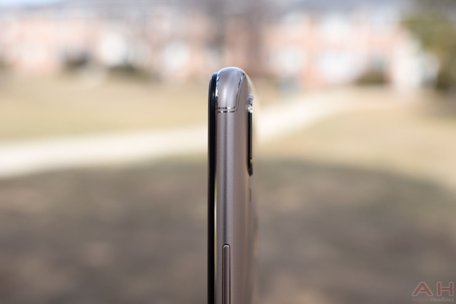 Trên tay Vivo V9: Smartphone tai thỏ, chuyên selfie với camera 24MP AI