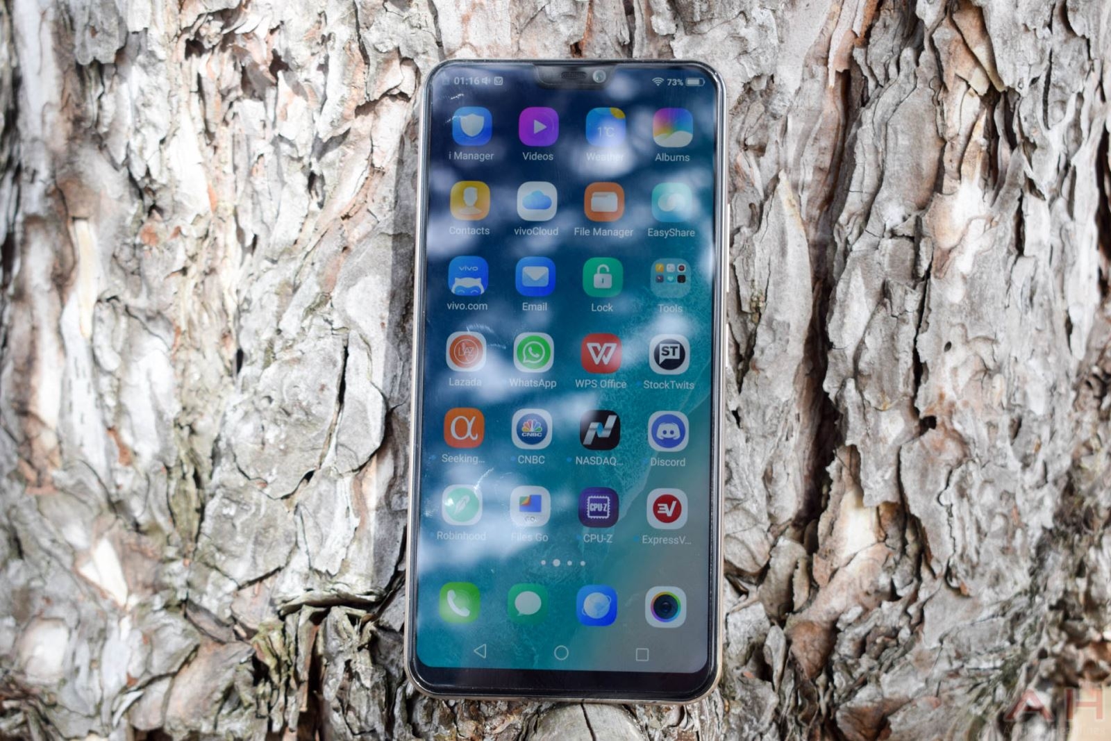 Trên tay Vivo V9: Smartphone tai thỏ, chuyên selfie với camera 24MP AI