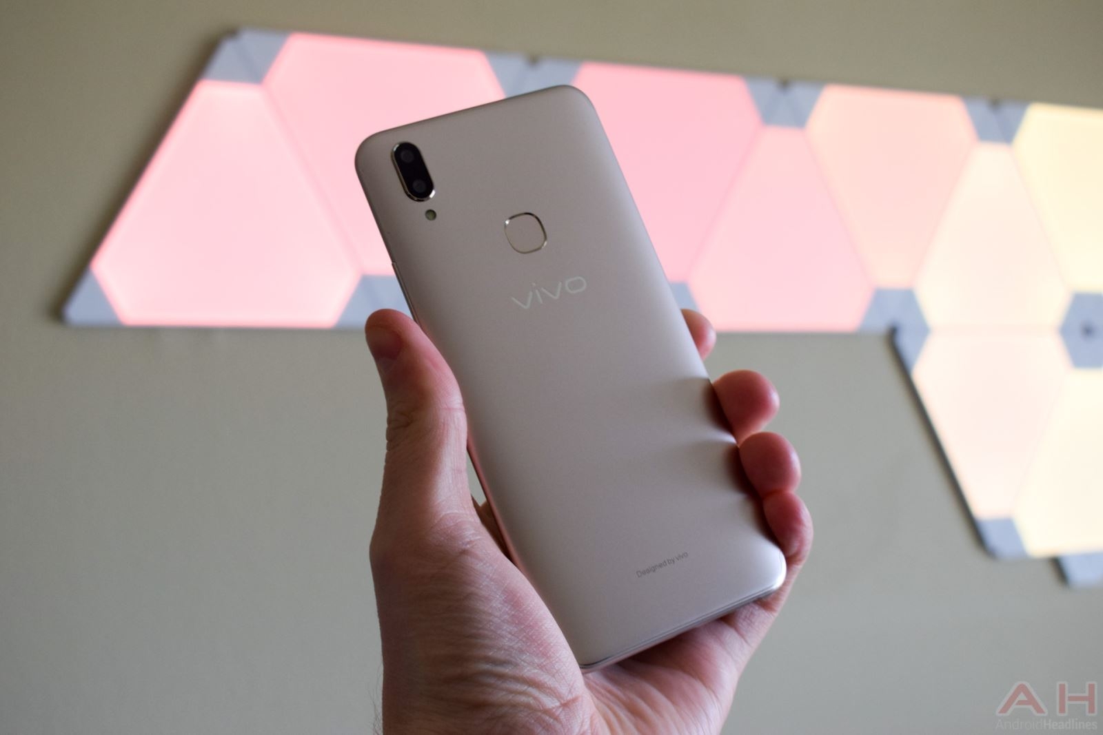 Trên tay Vivo V9: Smartphone tai thỏ, chuyên selfie với camera 24MP AI