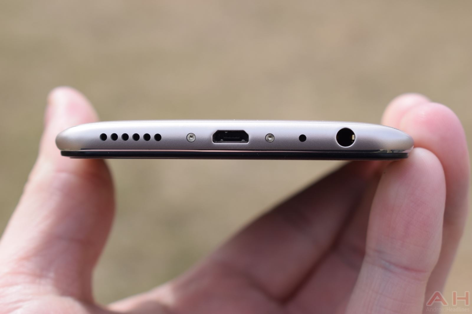 Trên tay Vivo V9: Smartphone tai thỏ, chuyên selfie với camera 24MP AI