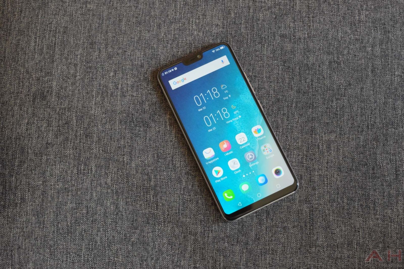 Trên tay Vivo V9: Smartphone tai thỏ, chuyên selfie với camera 24MP AI