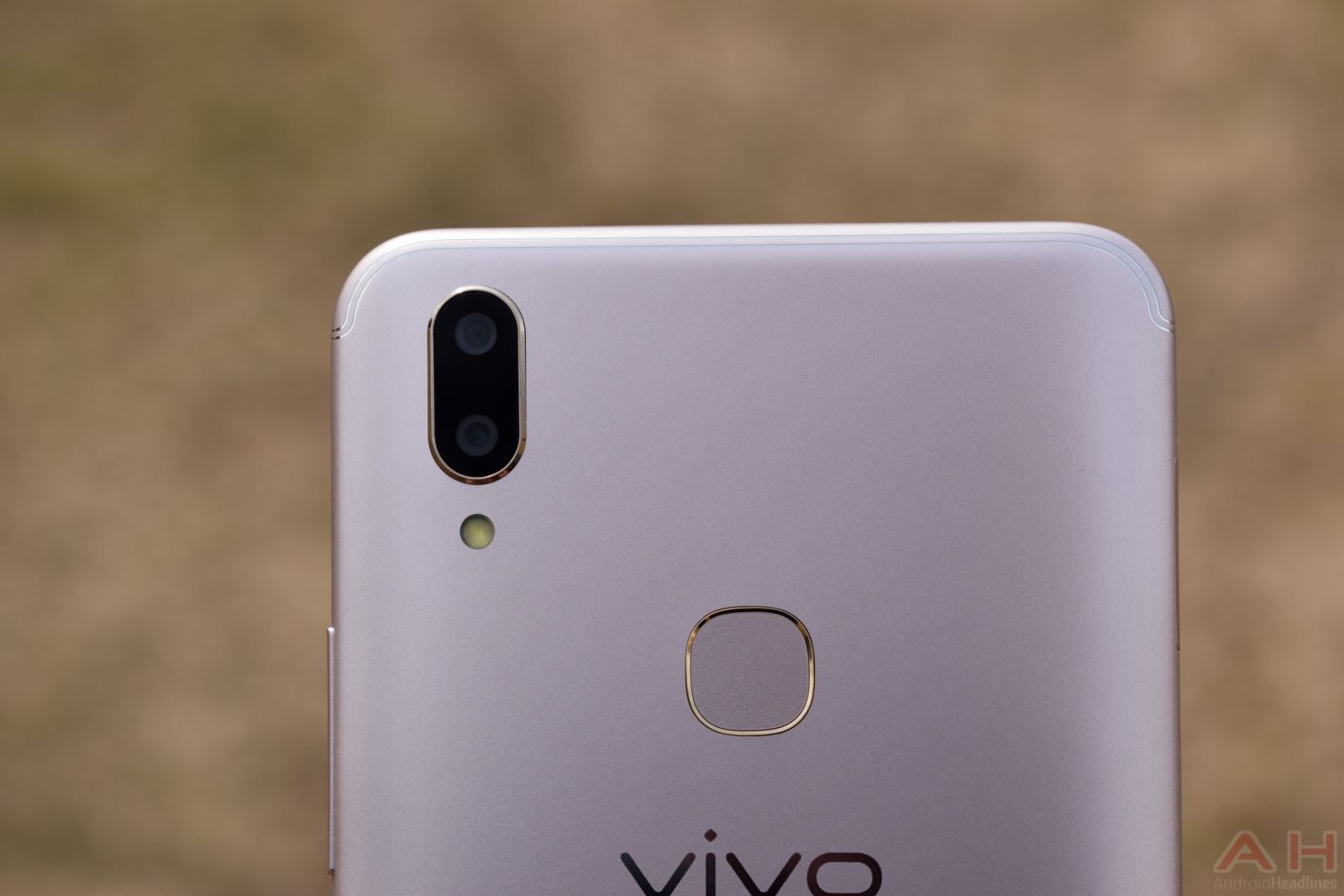 Trên tay Vivo V9: Smartphone tai thỏ, chuyên selfie với camera 24MP AI
