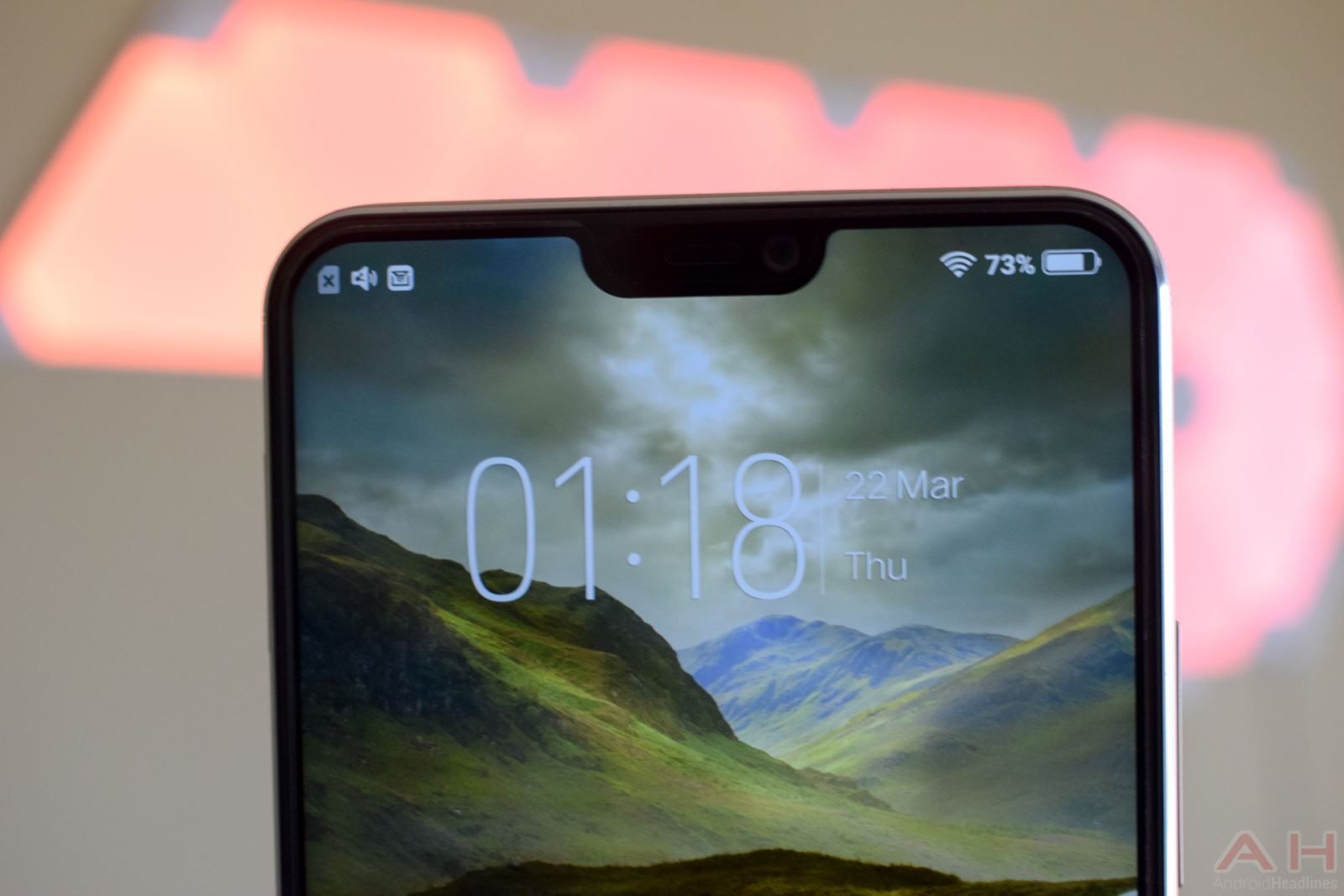 Trên tay Vivo V9: Smartphone tai thỏ, chuyên selfie với camera 24MP AI