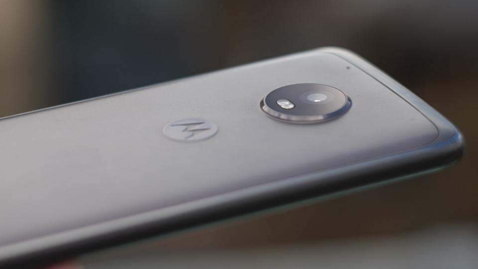 6 smartphone ấn tượng nhất năm 2017: Từ cao cấp đến “ngon bổ rẻ” 6 smartphone ấn tượng nhất năm 2017: Từ cao cấp đến “ngon bổ rẻ”